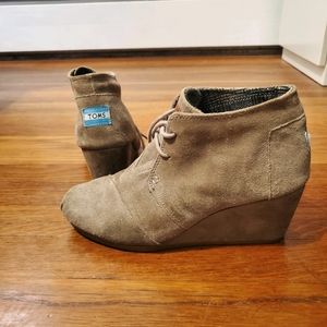 Tom's wedge booties